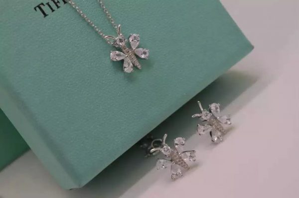 Bee necklace
